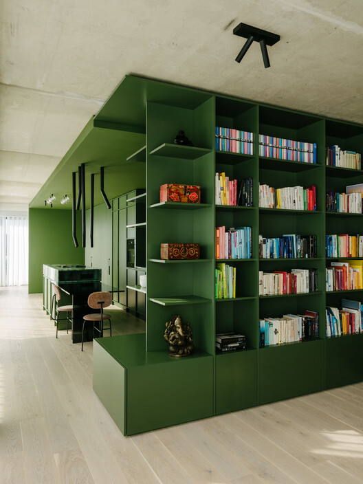 Зеленая коробка / Ester Bruzkus Architekten - Фотография интерьера, шкаф, стеллажи