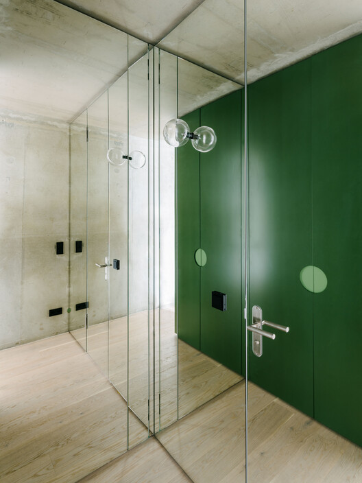 Зеленая коробка / Ester Bruzkus Architekten - Фотография интерьера, ванной комнаты, двери