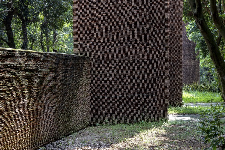 Музей До Му / ARB Architects - Фотография экстерьера, кирпич, лес