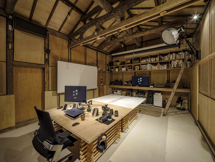 Arai Mise Studio / kurosawa kawara-ten - Фотография интерьера, стол, балка