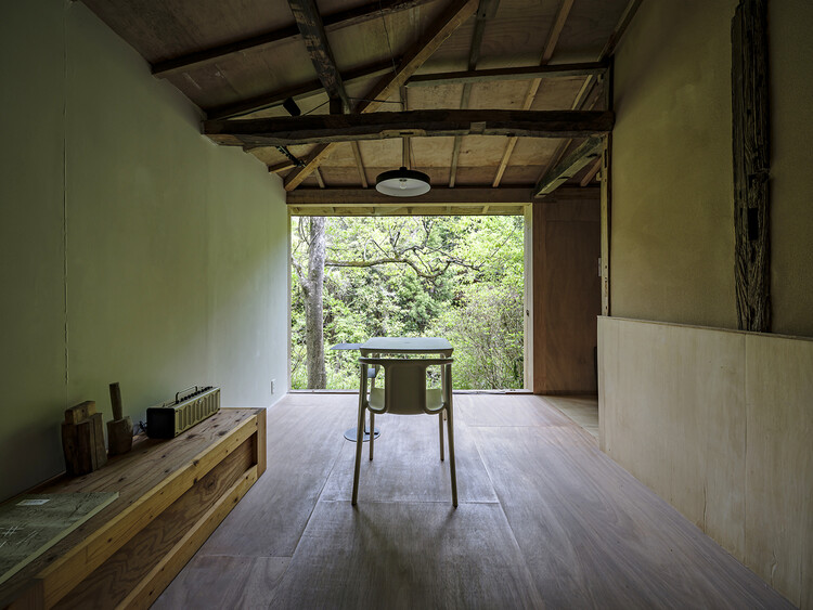 Arai Mise Studio / kurosawa kawara-ten - Фотография интерьера, балка, окна