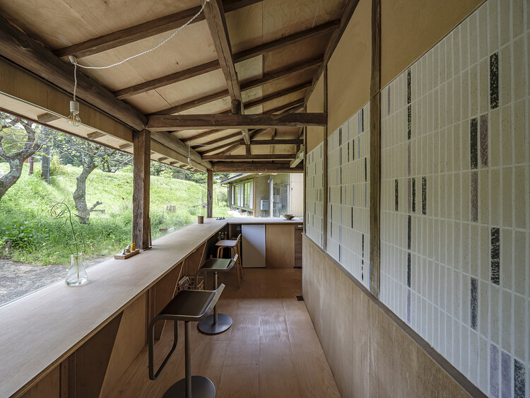 Arai Mise Studio / kurosawa kawara-ten - Фотография интерьера, кухня, окна, балка