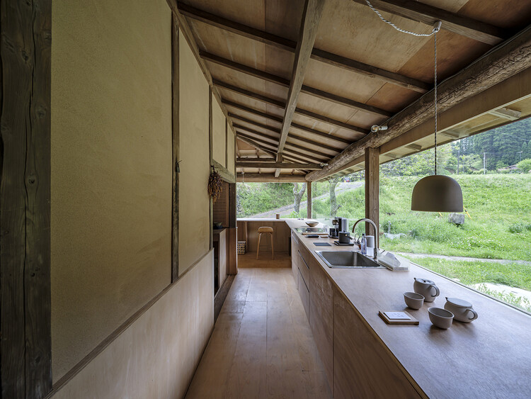 Arai Mise Studio / kurosawa kawara-ten - Фотография интерьера, кухня, стол, балка