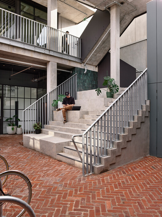 Офисное здание Zero Gipps / SJB - Фотография интерьера, лестница, фасад, бетон, перила