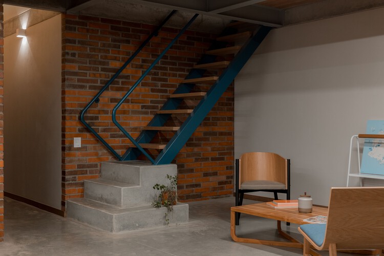 Дом Морропланчо / Capa Arquitectura - Фотография интерьера, лестница, балка, стул