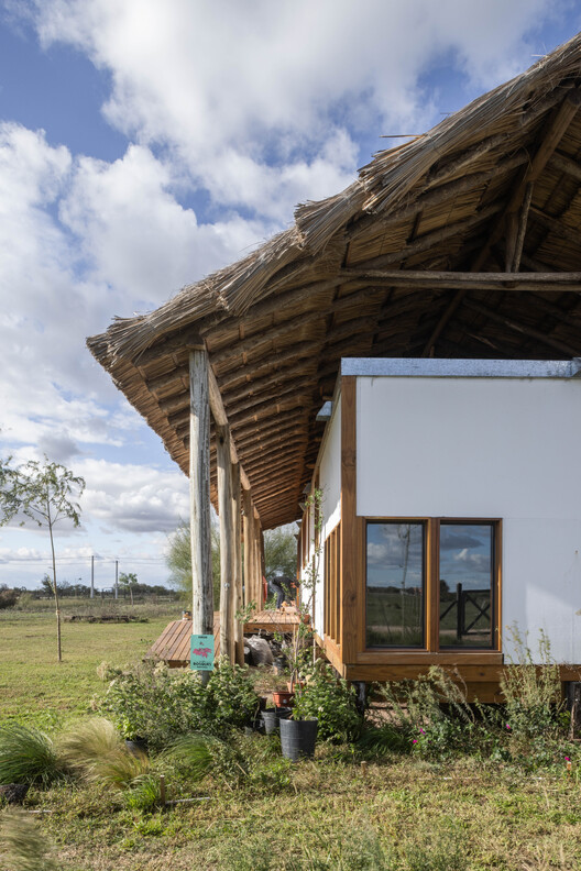 Овощной домик / Факундо С. Лопес - фотография экстерьера, окна, балка