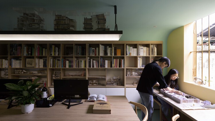 The CORE Office / AD+studio - Фотография интерьера, шкаф, стеллажи, стол, окна