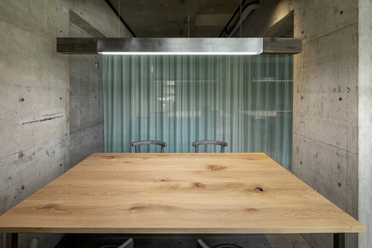 Офис SOGEN / Yuragi Architects - Фотография интерьера, кухня, стол, стул