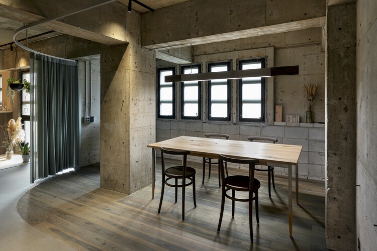 Офис SOGEN / Yuragi Architects - Фотография интерьера, Столовая, Стол, Окна, Стул, Балка