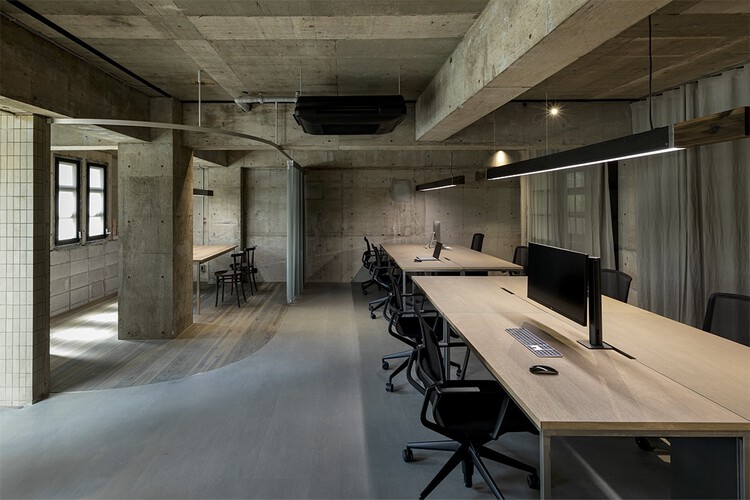 Офис SOGEN / Yuragi Architects - Фотография интерьера, кухня, стол, стул, окна, балка