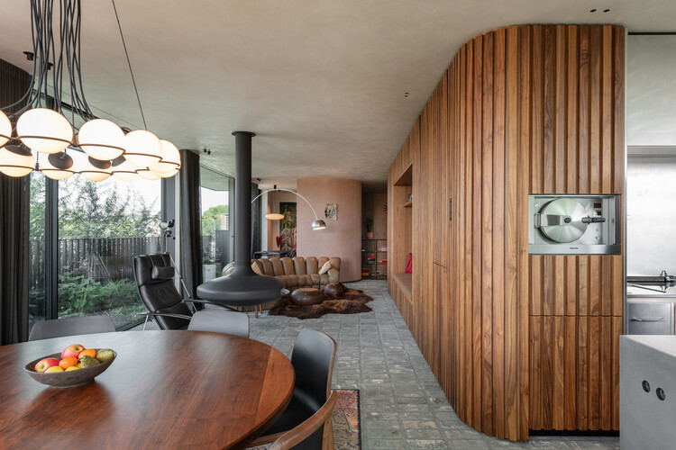 Penthouse T / Objekt Architecten - Фотография интерьера, стол, стул, балка