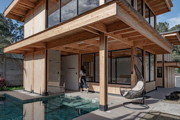 2C House / Baquio Arquitectura - Фотография интерьера, кухня, окна, фасад, балка, терраса, патио, двор