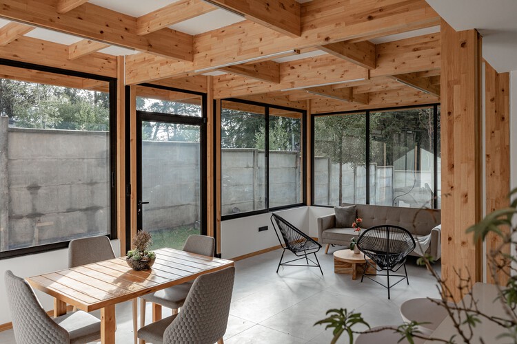 2C House / Baquio Arquitectura - Фотография интерьера, Стол, Стул, Окна, Кирпич, Балка