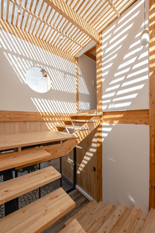 Дом 2C / Baquio Arquitectura - Фотография интерьера, балка, перила