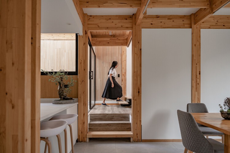 2C House / Baquio Arquitectura - Фотография интерьера, Стол, Окна, Стул, Балка
