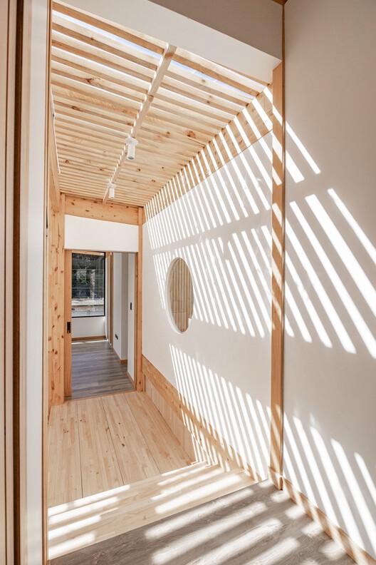 2C House / Baquio Arquitectura - Фотография интерьера, окна, балка, перила