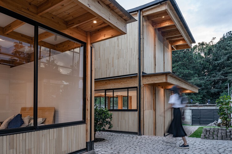 2C House / Baquio Arquitectura - Фотография интерьера, фасад, окна, балка