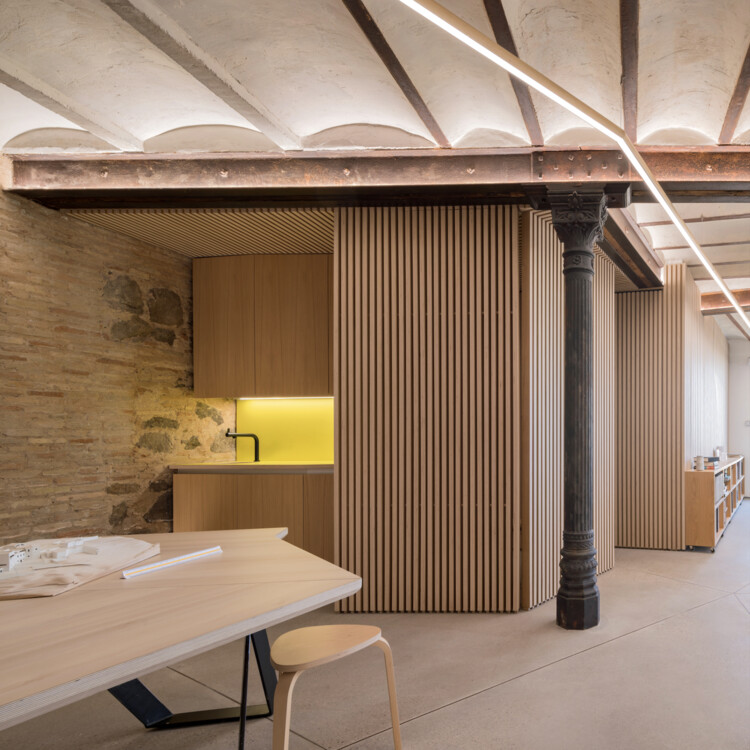 Архитектурная студия / Vértice Arquitectura - Фотография интерьера, стол, балка
