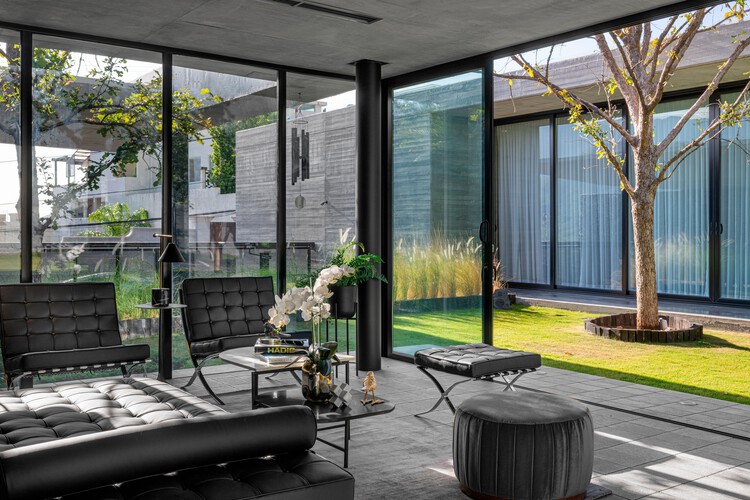 Gea House / Studio AM11 - Фотография интерьера, гостиная, окна, двор, патио