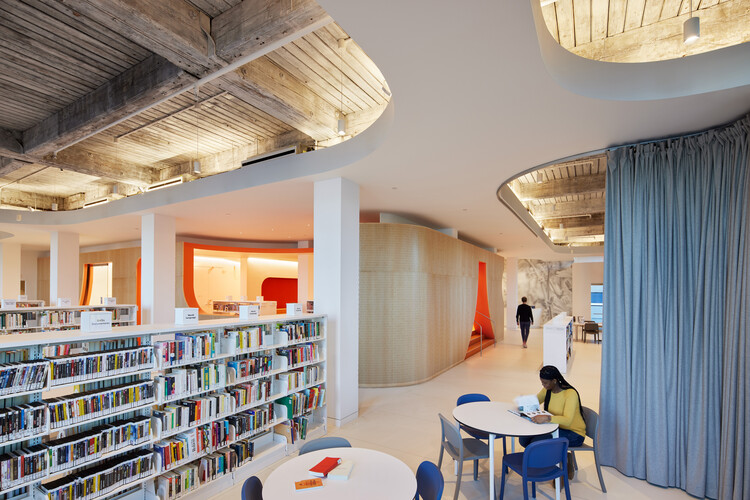 Библиотека Адамс-Стрит / WORKac — Фотография интерьера, стеллажи, стол, освещение, балка