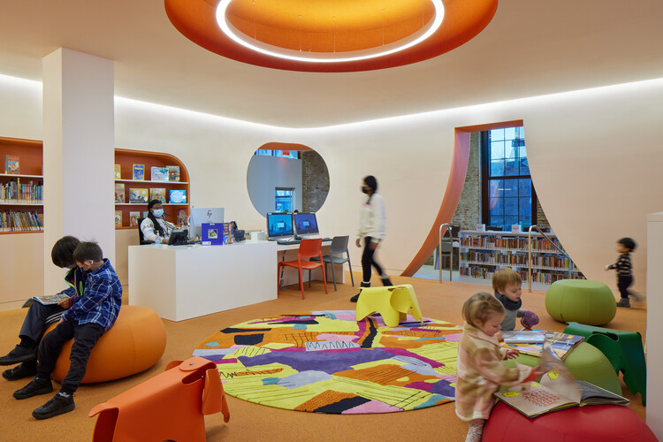 Библиотека Адамс-Стрит / WORKac — Фотография интерьера, гостиная, стеллажи