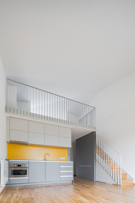 Kamenice Villas / NEW HOW Architects - Фотография интерьера, кухня, столешница, перила