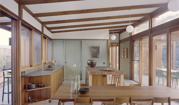Stumpy Gully House / markowitzdesign + Stavrias Architecture - Фотография интерьера, стол, освещение, окна, балка