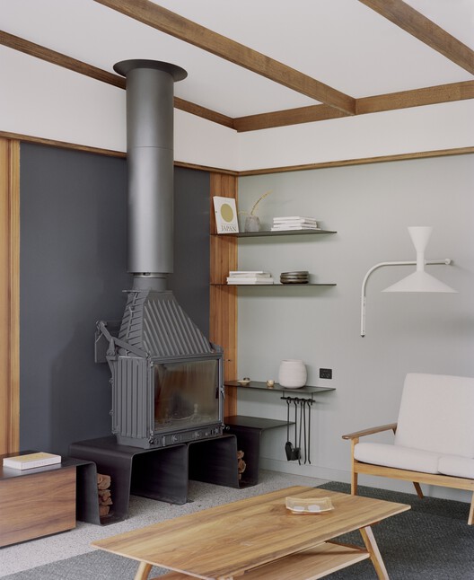Stumpy Gully House / markowitzdesign + Stavrias Architecture — Фотография интерьера, стеллажи, балка, стул