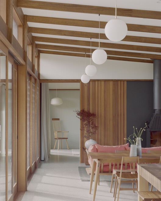 Stumpy Gully House / markowitzdesign + Stavrias Architecture — Фотография интерьера, стол, стул, балка