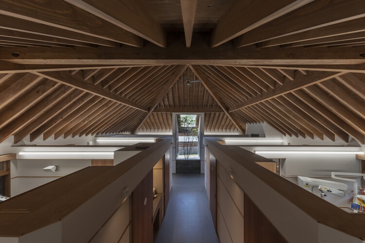 Стоматологическая клиника Нода / TSC Architects - Фотография интерьера, кухня, дерево, балка