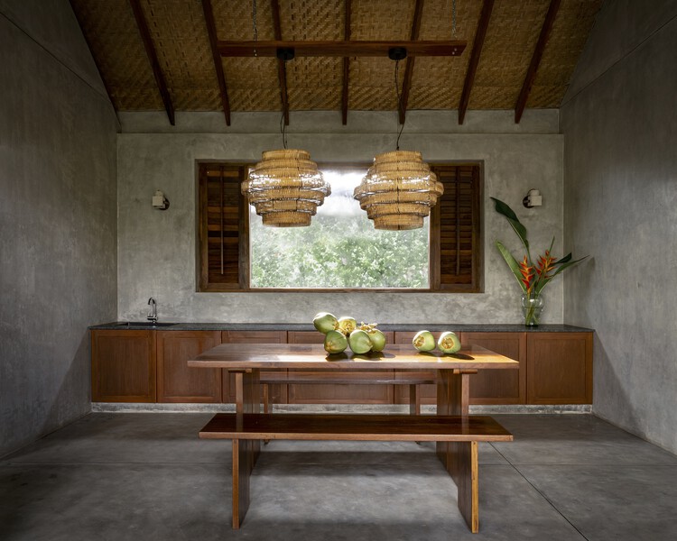 Sumatra Bali Villa / The Auburn Studio — Фотография интерьера, окна, стол, балка