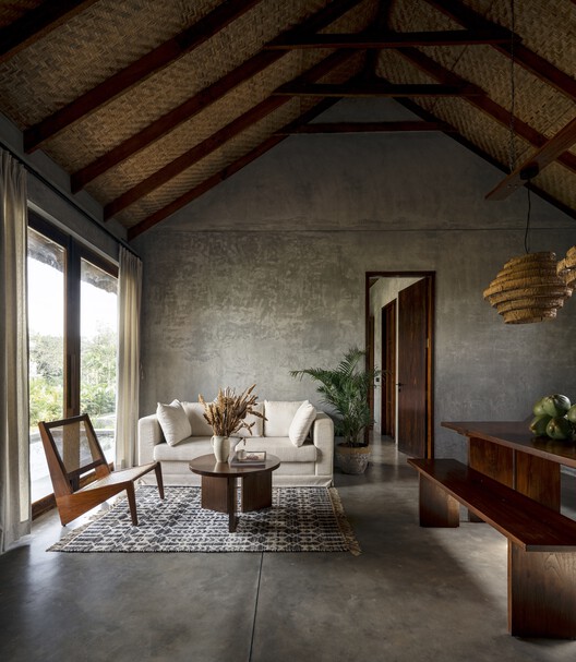 Sumatra Bali Villa / The Auburn Studio — Фотография интерьера, гостиная, стол, окна, стул, балка