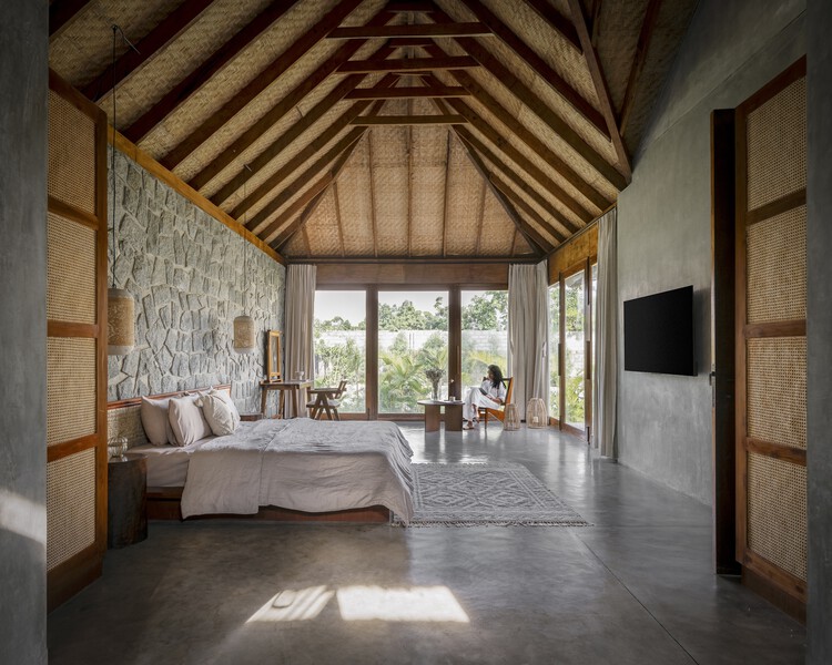 Sumatra Bali Villa / The Auburn Studio — Фотография интерьера, спальня, окна, балка, стул