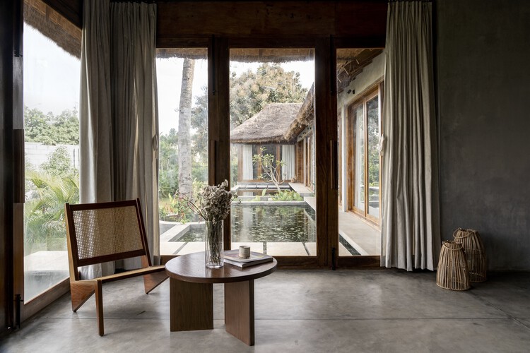 Sumatra Bali Villa / The Auburn Studio - Фотография интерьера, стол, дерево, окна, балка