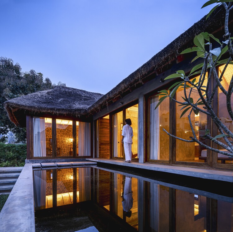 Sumatra Bali Villa / The Auburn Studio - Фотография экстерьера, окна, фасад, балка