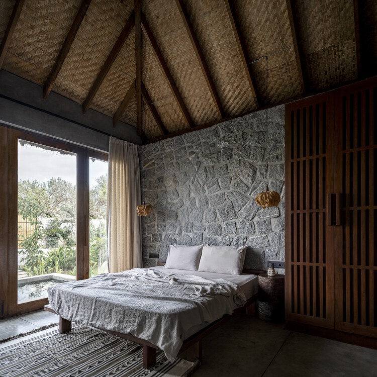 Sumatra Bali Villa / The Auburn Studio — Фотография интерьера, спальня, окна, кровать, балка