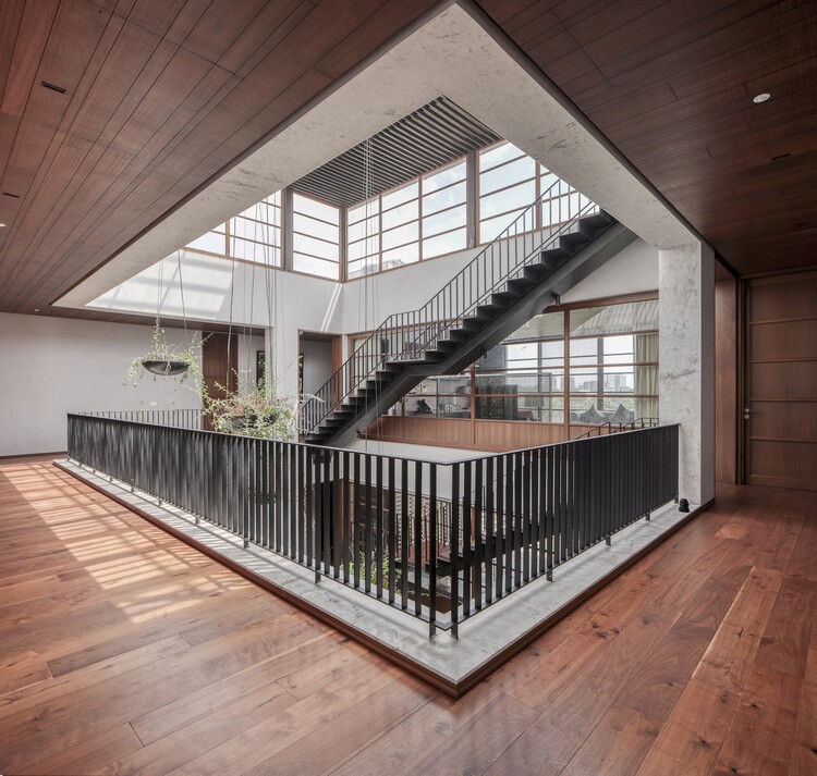 Ishtika House / SPASM Design Architects - Фотография интерьера, лестница, забор, окна, балка, перила