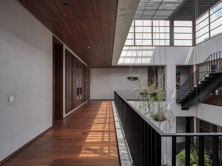 Ishtika House / SPASM Design Architects - Фотография интерьера, окна, перила