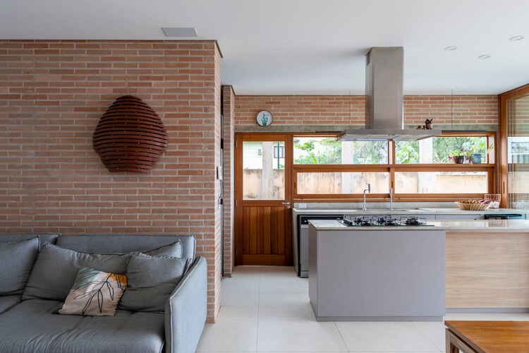 AF House / Arquipélago Arquitetos - Фотография интерьера, кухня, окна, столешница, раковина, балка