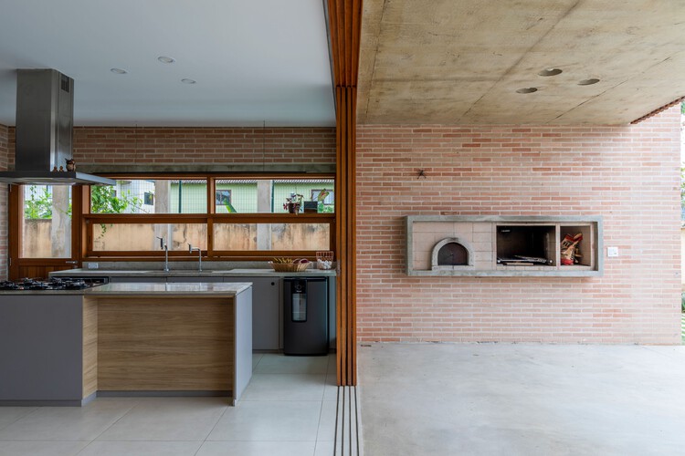 AF House / Arquipélago Arquitetos - Фотография интерьера, кухня, столешница, окна, раковина, балка
