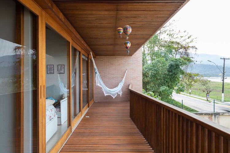 AF House / Arquipélago Arquitetos - Фотография интерьера, окна, перила, палуба, балка