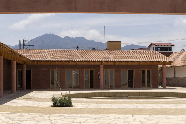 Центр общественного развития в старом Муниципальном здании Растро / Laboratorio de Acupuntura Urbana - Фотография интерьера, окон, фасада