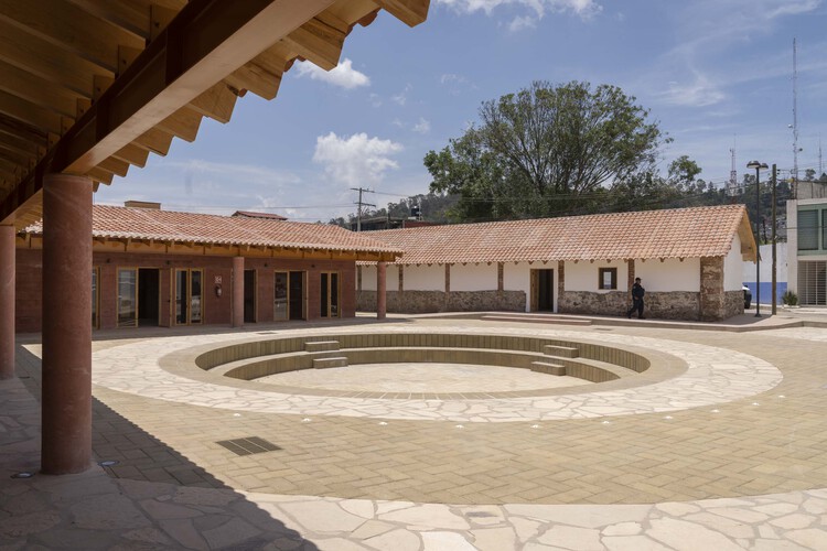 Центр общественного развития в старом муниципальном здании Растро / Laboratorio de Acupuntura Urbana - фотография экстерьера, двор, аркада