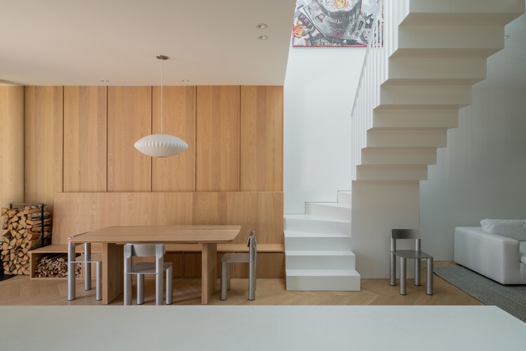 Light Box House / NatureHumaine - Фотография интерьера, лестница, стол