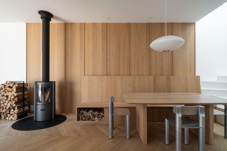 Light Box House / NatureHumaine - Фотография интерьера, стол, стул, балка