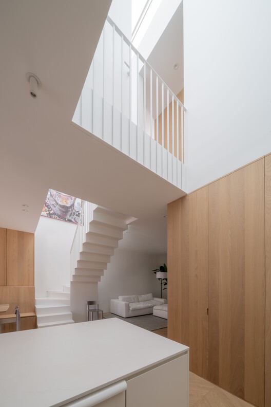 Light Box House / NatureHumaine - Фотография интерьера, лестница, дерево, окна