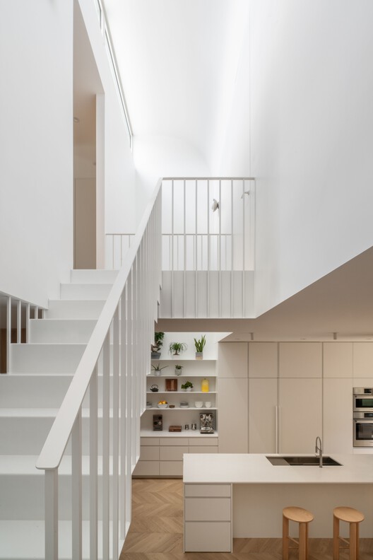 Light Box House / NatureHumaine - Фотография интерьера, кухни, лестницы, перил