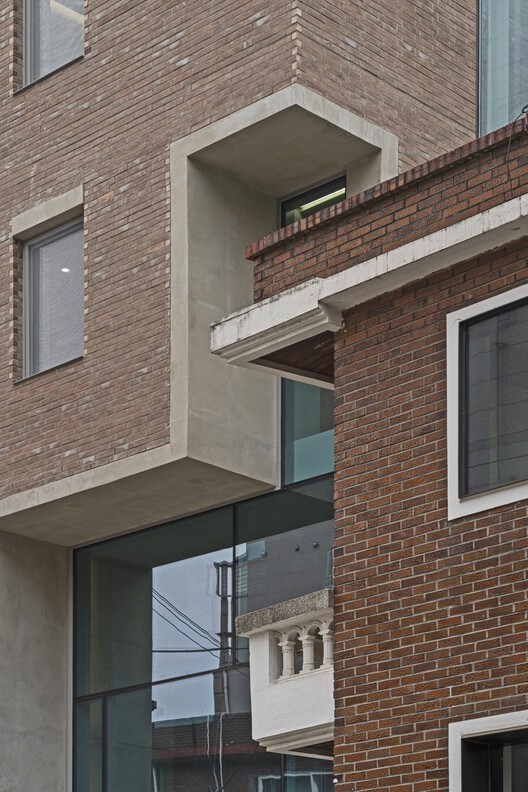 Dots 2 Коммерческое здание и дом / JYA-RCHITECTS - Фотография интерьера, окна, кирпич, фасад