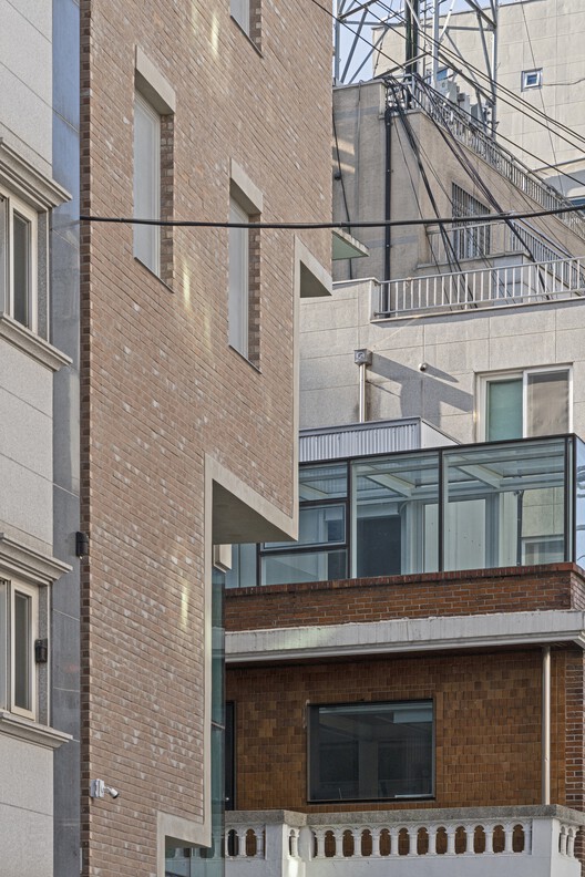 Dots 2 Коммерческое здание и дом / JYA-RCHITECTS - Фотография экстерьера, окна, кирпич, фасад