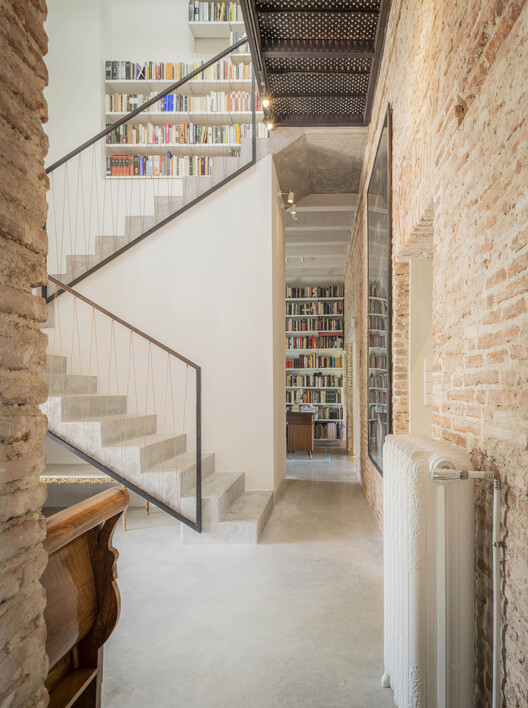 Реставрация дома 19 века / Адам Бресник - Фотография интерьера, лестница, бетон, перила